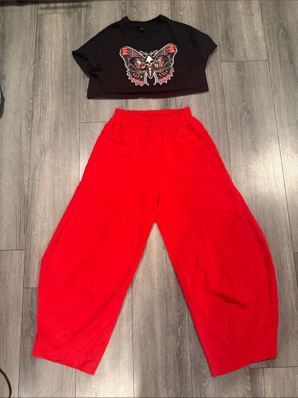Size small Graphic Crop tshirt  Size Medium pact